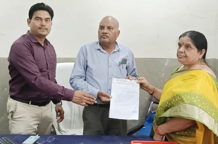 గ్రామ కార్యదర్శిపై సర్పంచ్ ఫిర్యాదు 