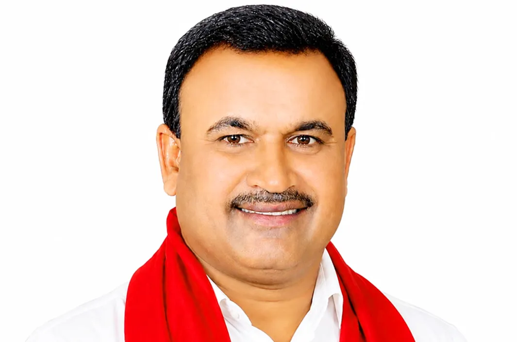 ప్రజల ఓట్లు కావాలి.. కానీ ప్రజల రోడ్ల సమస్యలు పట్టవా?
