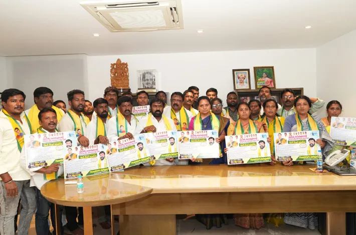 పోస్టర్ ఆవిష్కరణలో కవిత 
