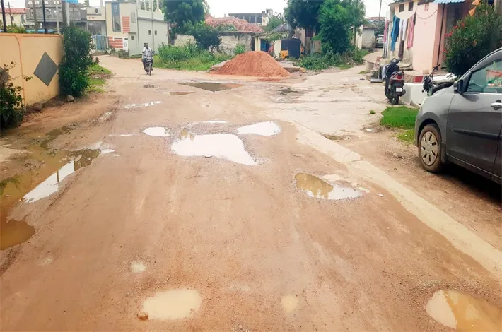 గుంతలతో ఇబ్బందులు