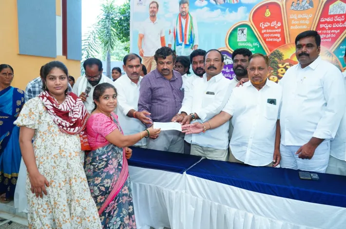 దామరచర్ల మండల లబ్ధిదారులకు కళ్యాణలక్ష్మి చెక్కుల పంపిణీ..