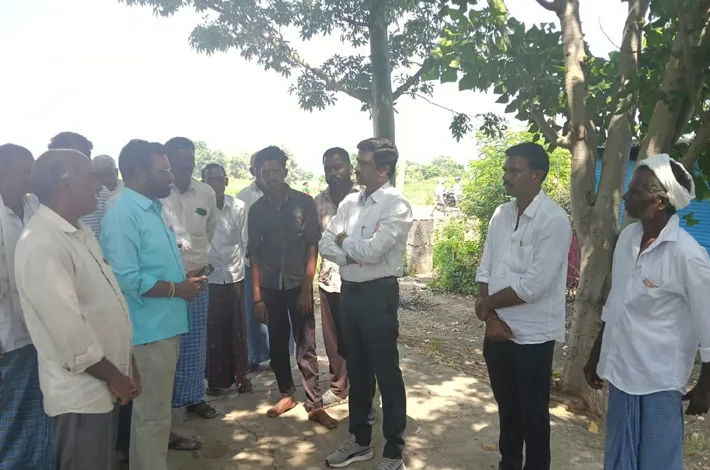 కరత్వాడ గ్రామాన్ని సందర్శించిన తాసిల్దార్