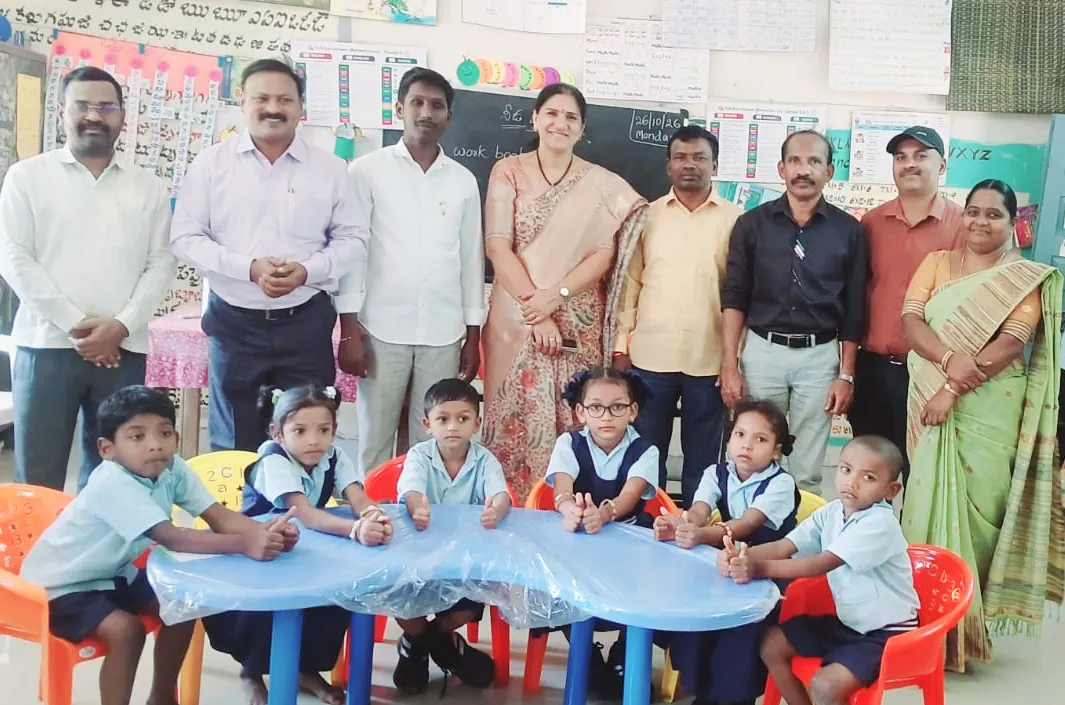 విద్యార్థులకు బల్లాలు, కుర్చీల వితరణ