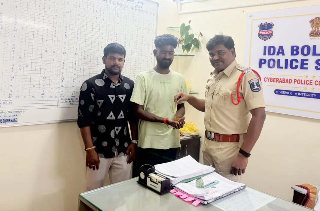 పోగొట్టుకున్న బంగారు చైన్ అప్పగించిన పోలీసులు