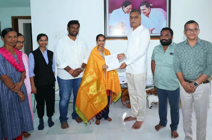 విద్యార్థిని అఖిలకు హరీష్ రావు ఆపన్నహస్తం