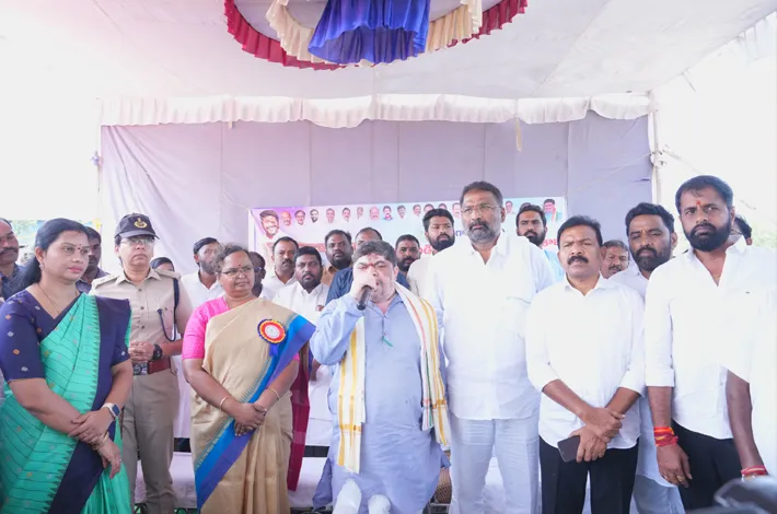 అంబేద్కర్ విగ్రహావిష్కరణ చేసిన మంత్రులు పొన్నం, వాకిటి 
