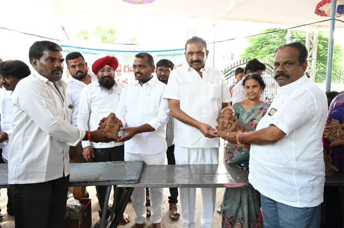 ఉచితంగా మట్టి గణపతుల పంపిణీ