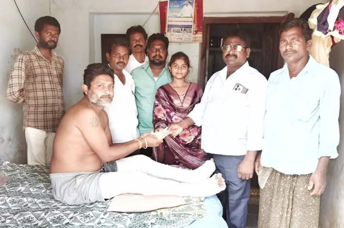 ఆపదలో ఉన్న కుటుంబాలకు నెంబర్ వెంకట్ ఆర్థిక సాయం