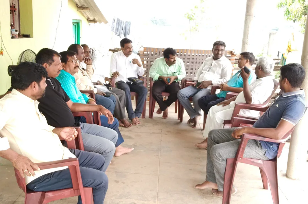 పాస్టర్ శేఖర్‌ను పరామర్శించిన జిల్లా పాస్టర్స్ కమిటీ