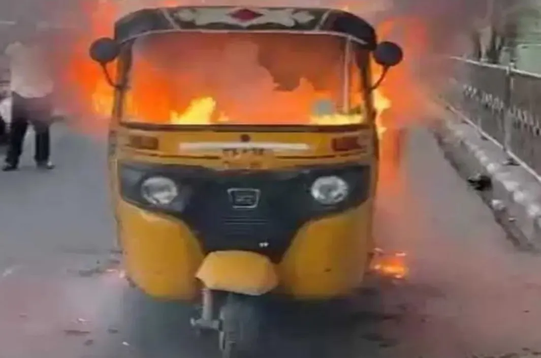 ఆటోకు నిప్పు.. క్షణాల్లో బుగ్గిపాలు!