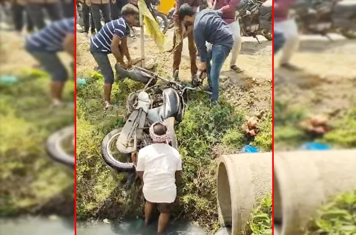 మురికి కాలువలోకి దూసుకెళ్లిన బైక్‌