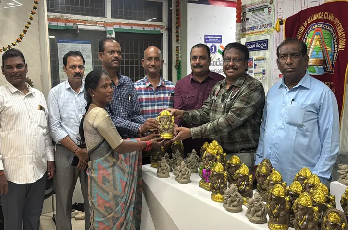మట్టి వినాయకుల పంపిణీతో పర్యావరణ పరిరక్షణకు కృషి