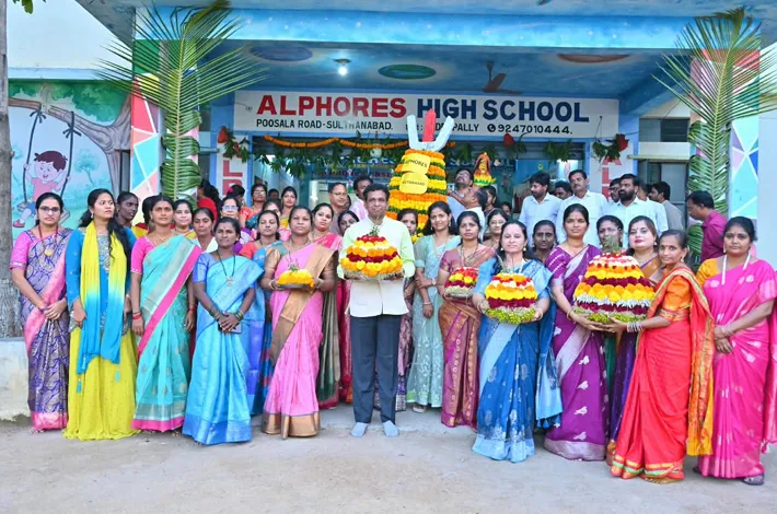 తెలంగాణ సంస్కృతి సాంప్రదాయాలకు ప్రతీక బతుకమ్మ పండగ 