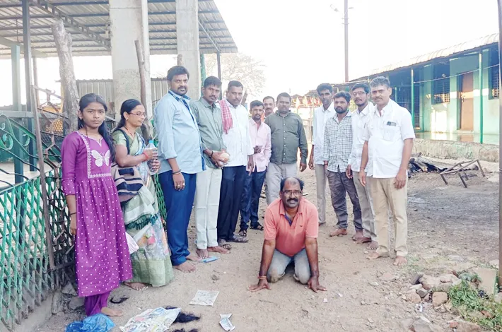 భక్తికి మోకరిల్లిన పిఎసిఎస్ చైర్మన్ 