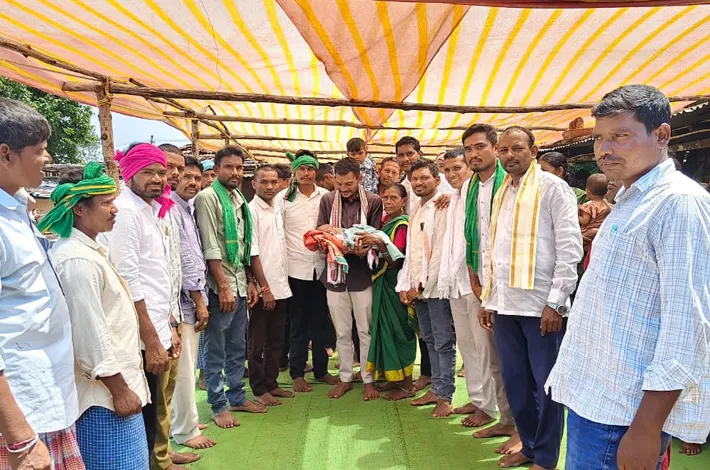 తల్లిని కోల్పోయిన పసిపాపకు ఆర్థిక సాయం... ఆవు దూడ