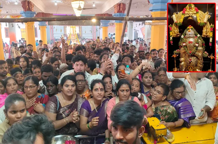 9వ రోజు శ్రీలక్ష్మి వర్ణంలో దర్శనమిస్తున్న సిద్ధి గణపతి