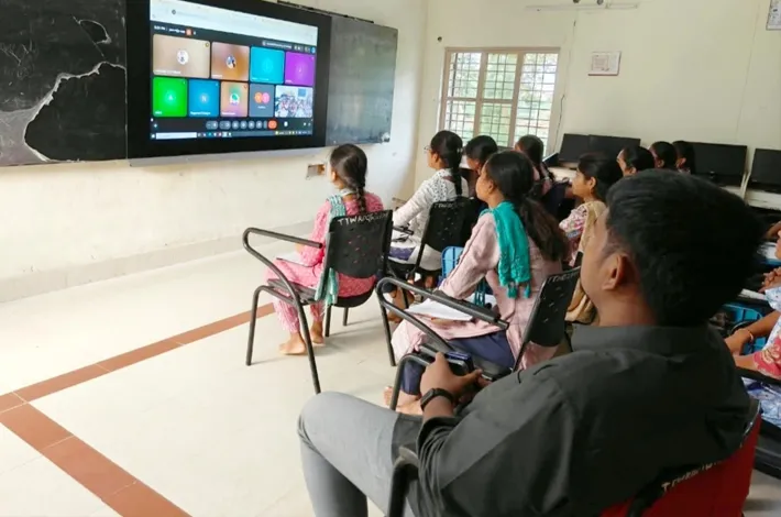డిజిటల్ సాంకేతికతను విద్యార్థినిలు సద్వినియోగం చేసుకోవాలి