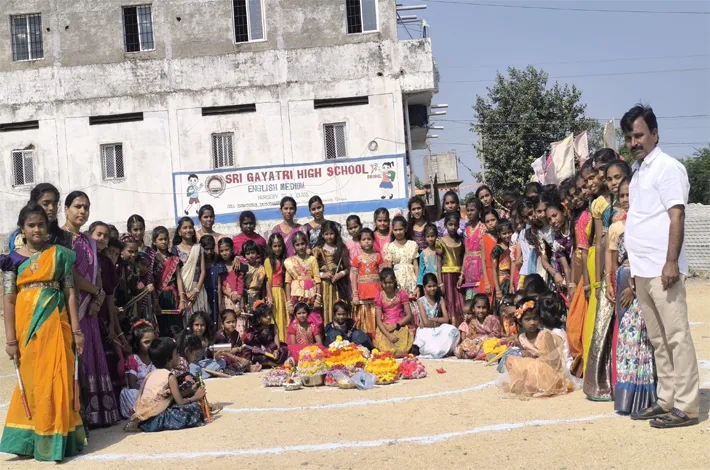 బతుకమ్మ సంబరాలతో మారుమోగిన శ్రీ గాయత్రి పాఠశాల
