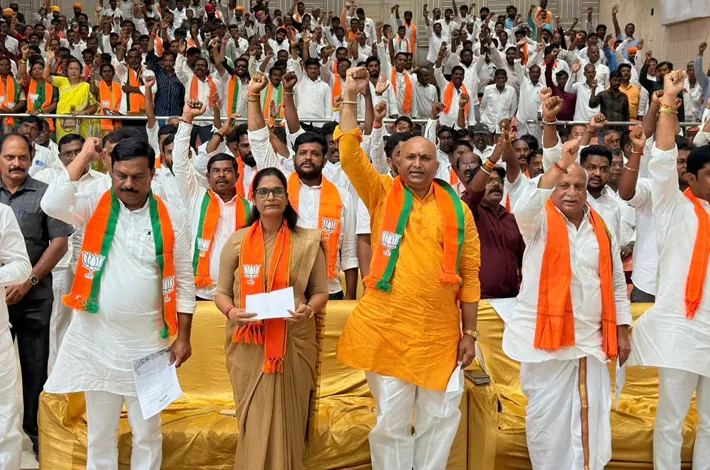 ప్రధాని ప్రసంగాన్ని వీక్షించిన ఎమ్మెల్యేలు 