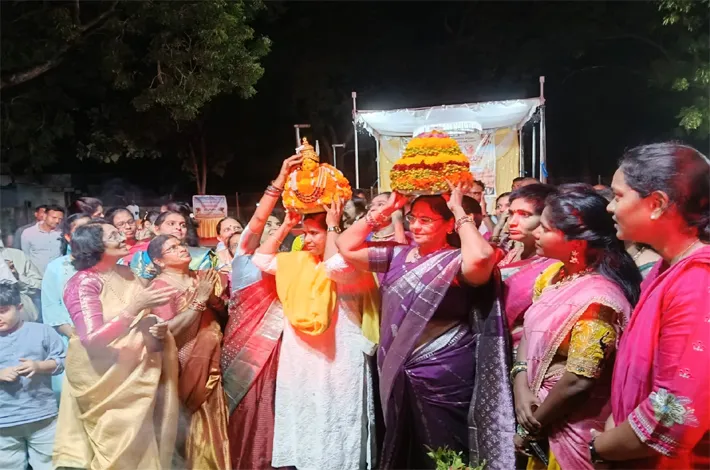 బతుకమ్మ ఆడిన జడ్జి ఎస్పి 