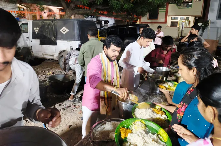 హర్ష యాదవ్ ఆధ్వర్యంలో మహా అన్నదానం