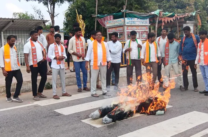 సీఎం వ్యాఖ్యలపై గండీడ్‌లో బీజేపీ నిరసన
