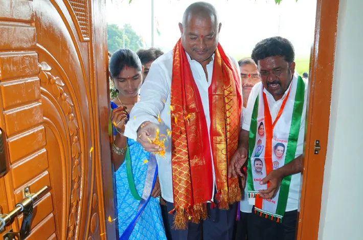 పుట్టలగడ్డ లో ఇందిరమ్మ ఇంటి ప్రారంభిన ఎమ్మెల్యే 