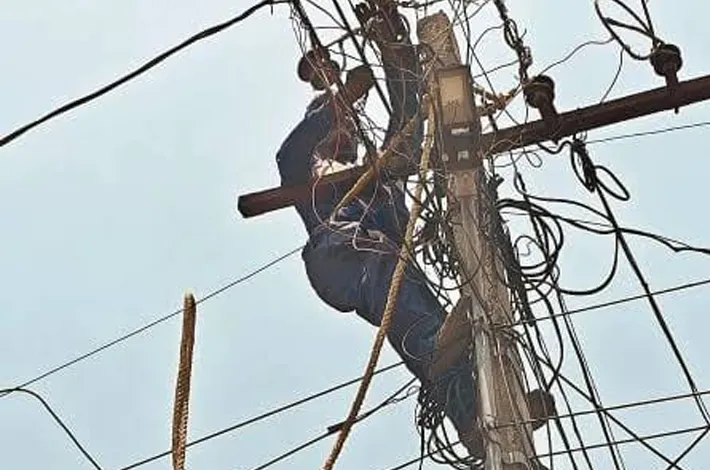 రోడ్డు విస్తరణ పనులతో విద్యుత్ సరఫరాకు అంతరాయం 