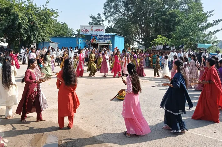 బతుకమ్మ ఆడుతున్న మహిళలు