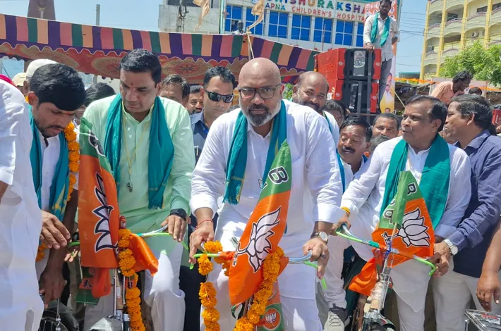 రైతుల హామీల అమలుకు బీజేపీ కిసాన్ మోర్చా సైకిల్ యాత్ర