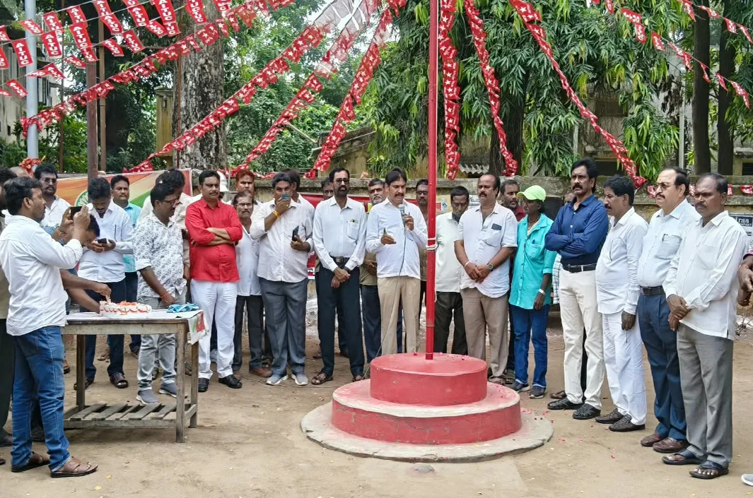 ఎర్రజెండా నీడలోనే కార్మికులకు రక్షణ