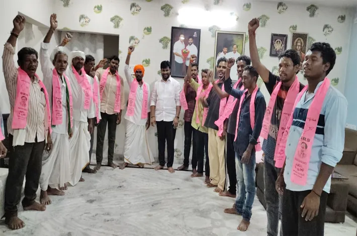 బీఆర్ఎస్ లో చేరిన ఆదివాసీ నాయకులు, యువకులు