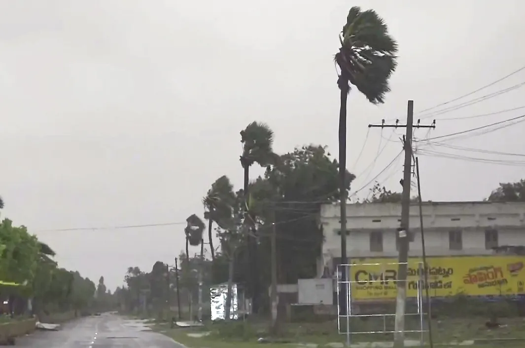 Rain Alert.. 11 జిల్లాల్లో స్కూళ్లకు సెలవు