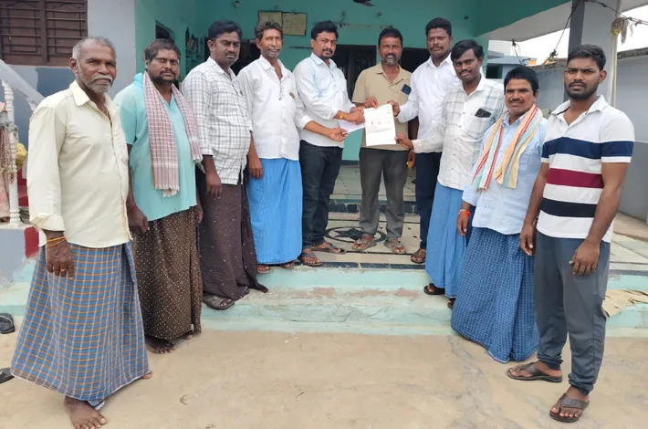 సీఎంఆర్‌ఎఫ్ చెక్ అందజేసిన కొండ లక్ష్మణ్ గౌడ్