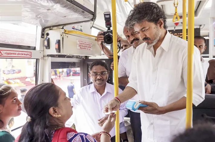 కండక్టర్‌గా సీఎం విజయ్