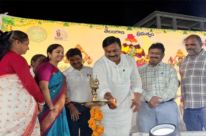 బతుకమ్మ వేడుకలను ప్రారంభించిన ఎమ్మెల్యే 