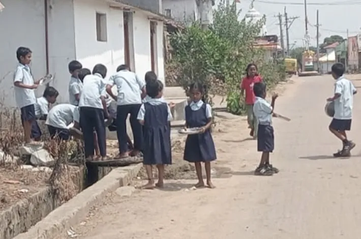 ప్లేట్లు కడుక్కోవాలన్నా రోడ్డెక్కాల్సిందే!