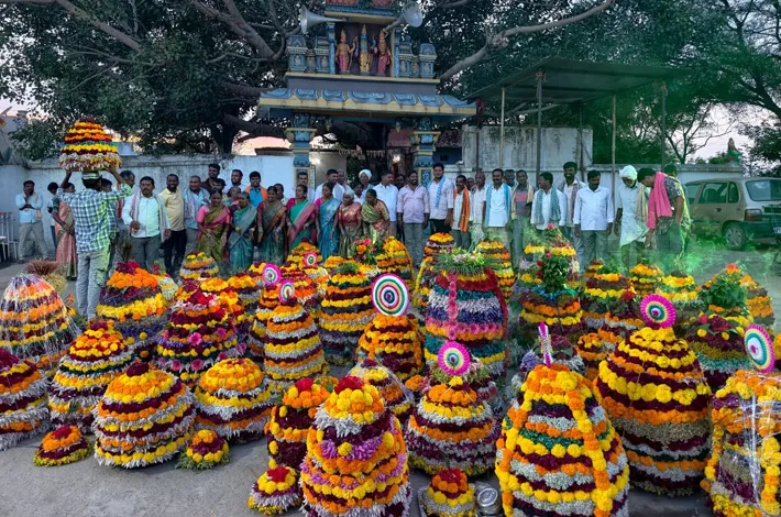 బతుకమ్మను బతుకనియ్యాలె!