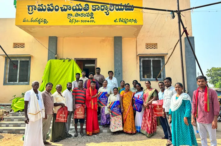 సారంపల్లి జీపీ సిబ్బందికి పండుగ కానుకలు