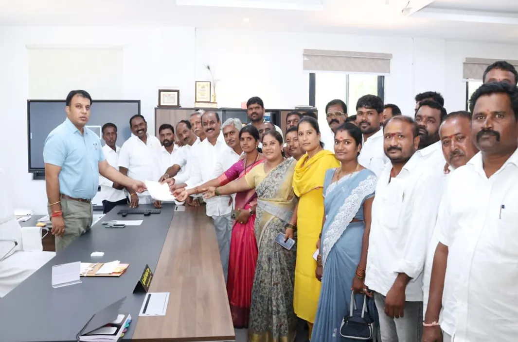 సర్పంచుల హక్కులు, గ్రామాల అభివృద్ధి కోసం కలెక్టర్ కు వినతి