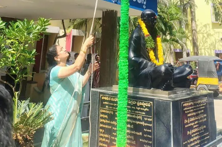 జాతీయ జెండాను ఆవిష్కరించిన డిప్యూటీ కమిషనర్ అల్లూరి వాణి రెడ్డి