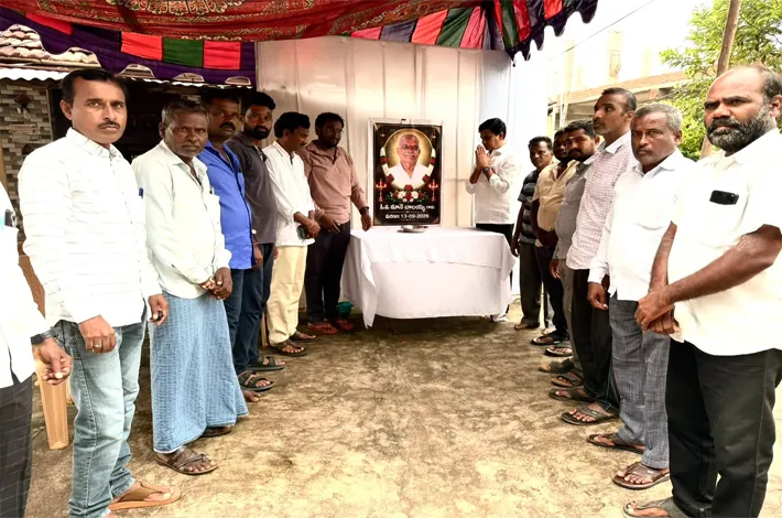 నూనె బాలయ్య కుటుంబాన్ని పరామర్శించిన బీఆర్ఎస్ నాయకులు