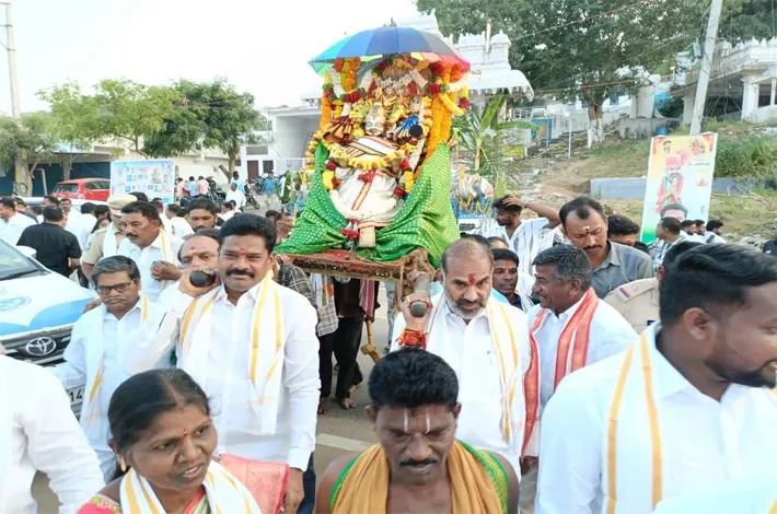 స్వగ్రామంలో దసరా వేడుకల్లో పాల్గొన్న ప్రభుత్వ విప్