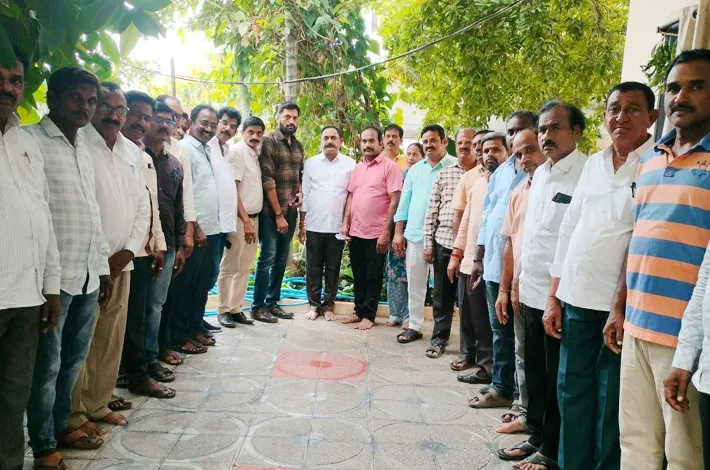 అగ్నిప్రమాద బాధిత కుటుంబానికి జిల్లా పెరిక కుల సంఘం అండ