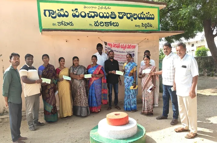 వరికోలులో కళ్యాణ లక్ష్మి చెక్కుల పంపిణీ