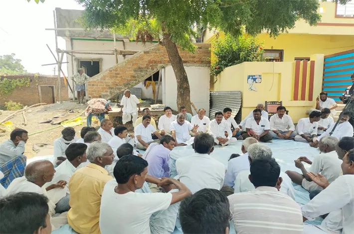 భూములు కోల్పోతున్న రైతులకు అండగా ఉంటాం