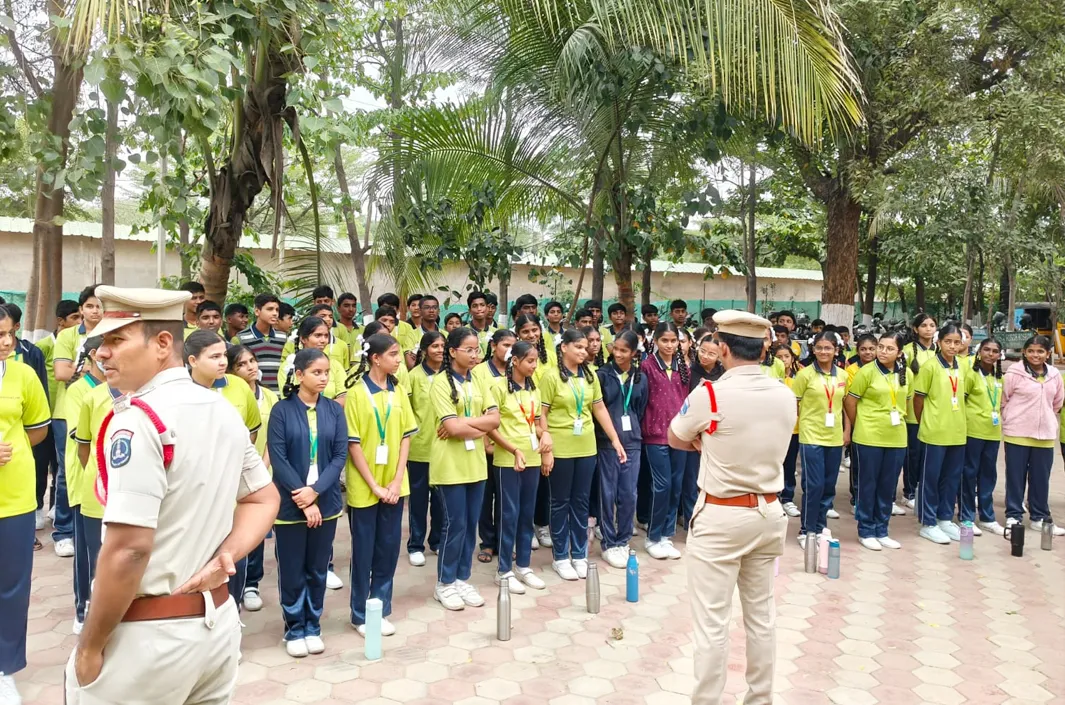 విద్యార్థులతో పోలీసుల ముఖాముఖి