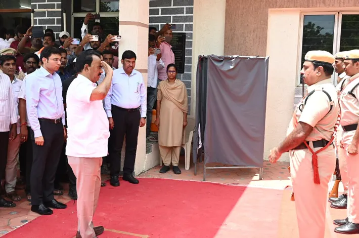 మంత్రి జూపల్లికి కలెక్టర్ ఘన స్వాగతం