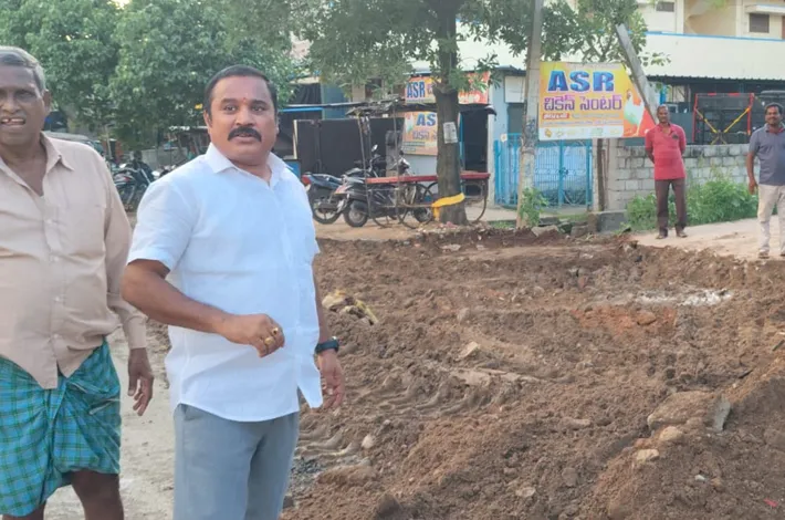 18వ వార్డులో రూ.5 లక్షలతో స్పాచ్ రోడ్డు పనులు షురూ