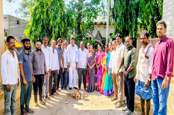 సీసీ రోడ్డు పనులను ప్రారంభించిన సర్పంచ్ 